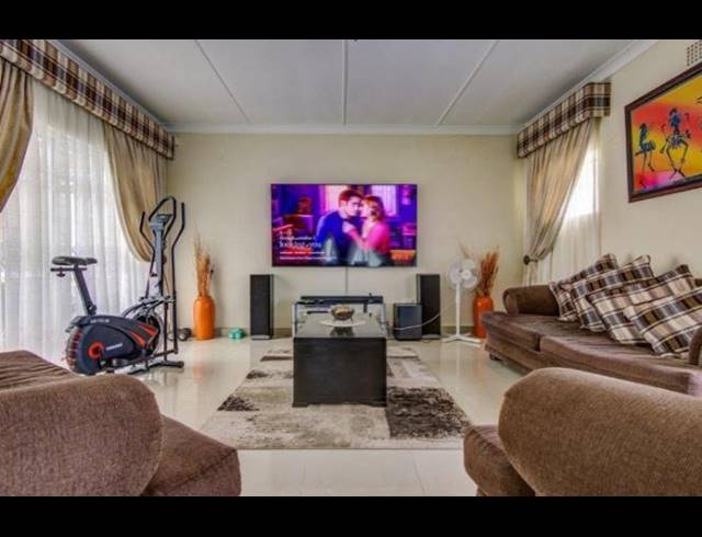 4 BEDROOM HOUSE FOR SALE IN KEMPTON PARK EXT 04